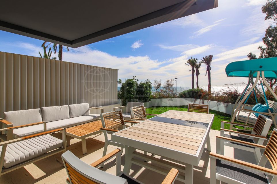 Maison de ville de luxe en première ligne de plage avec 3 chambres à vendre à l'ouest d'Estepona