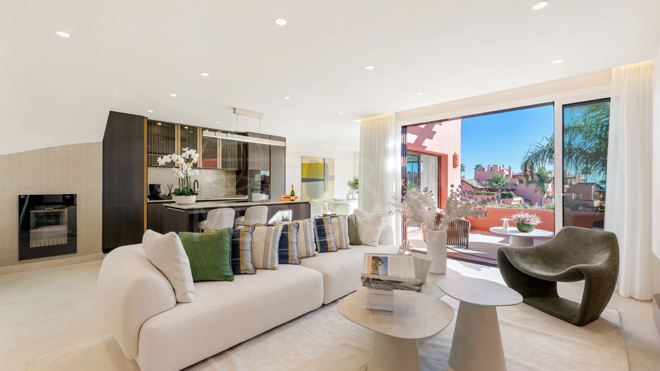 Ático de lujo de 3 dormitorios en primera línea de playa en venta en la Nueva Milla de Oro de Estepona