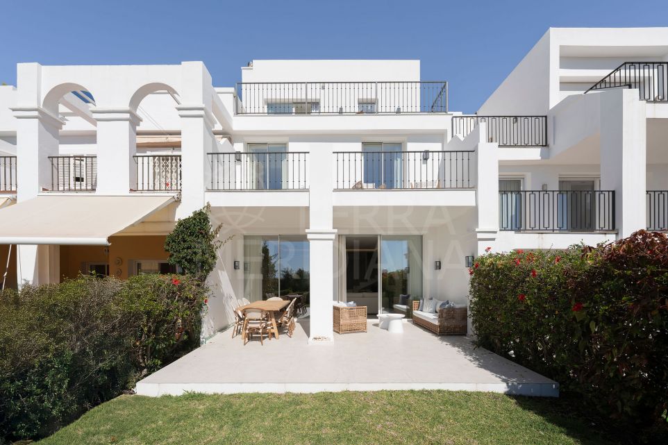 Фронтлайн-хаус с четырьмя спальнями, полностью отремонтированный, с видом на море, выставлен на продажу в Ла Кинта Гольф