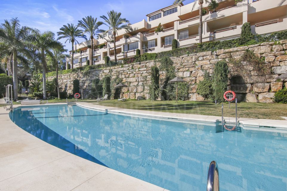 Stylish three bedroom apartment for sale in the gated community of Paraiso Hills, Estepona East