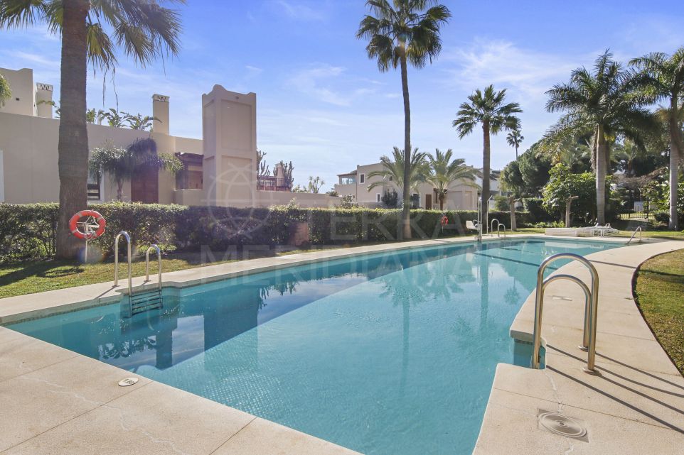 Appartement élégant de trois chambres à vendre dans la communauté sécurisée de Paraiso Hills, Estepona Est
