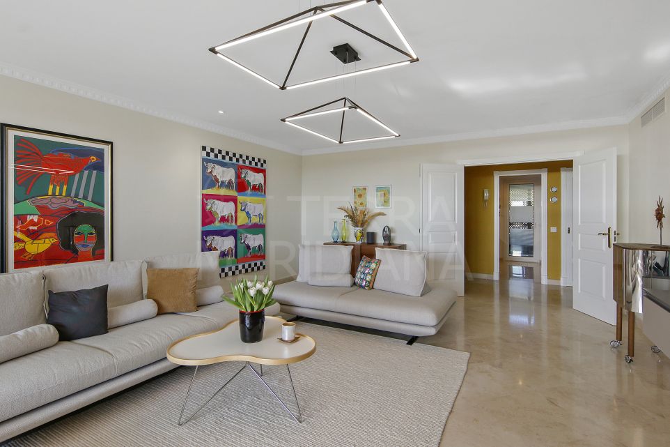 Stylish three bedroom apartment for sale in the gated community of Paraiso Hills, Estepona East