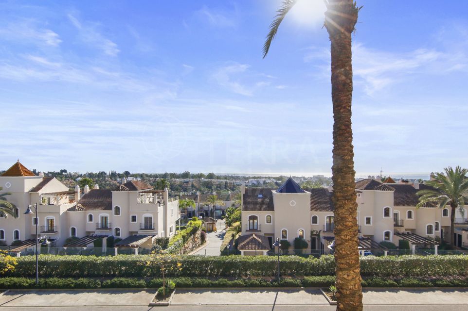 Stylish three bedroom apartment for sale in the gated community of Paraiso Hills, Estepona East