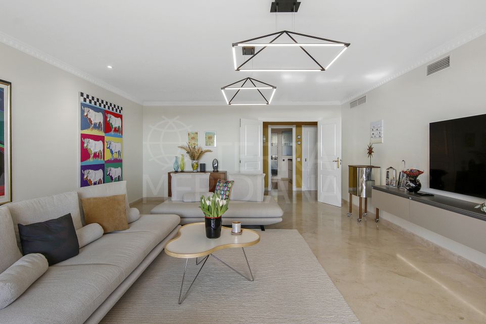 Stylish three bedroom apartment for sale in the gated community of Paraiso Hills, Estepona East