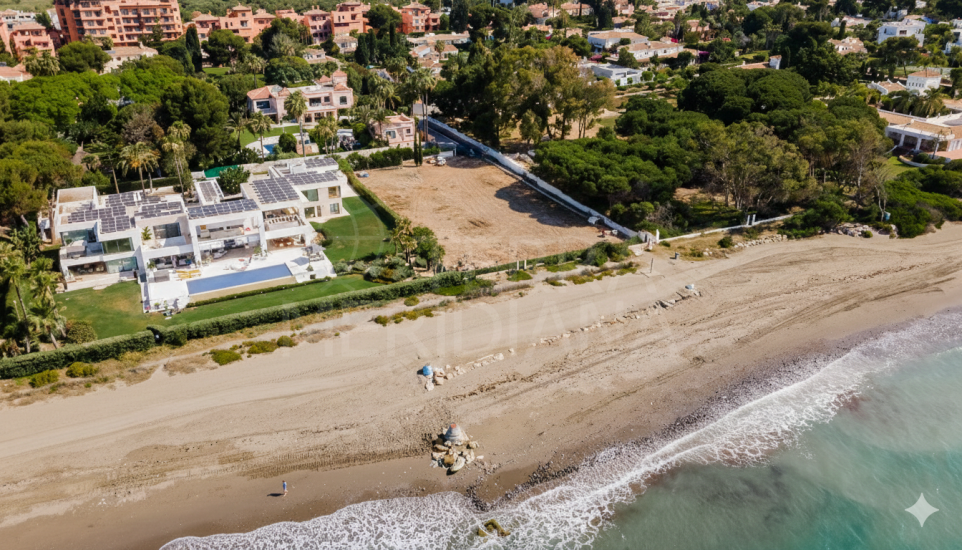 Terrain en première ligne de plage + projet à vendre à El Paraiso Barronal, Estepona