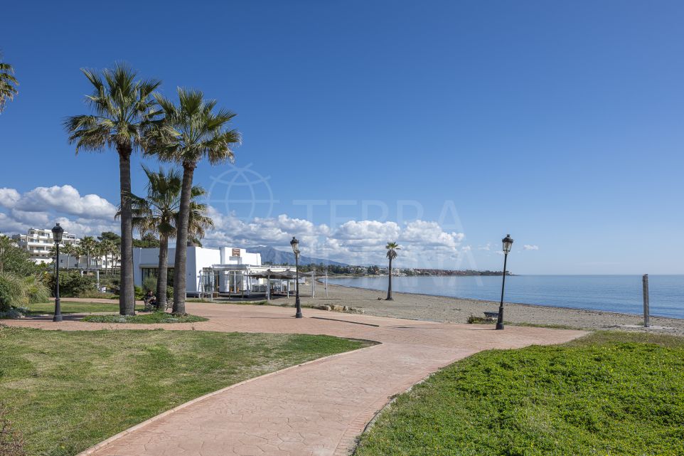 Impresionante apartamento de 3 dormitorios en primera línea de playa completamente renovado en la Nueva Milla de Oro de Estepona