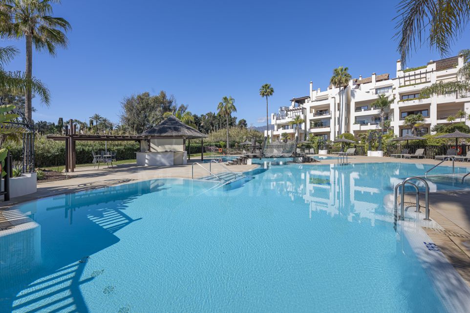 Impresionante apartamento de 3 dormitorios en primera línea de playa completamente renovado en la Nueva Milla de Oro de Estepona