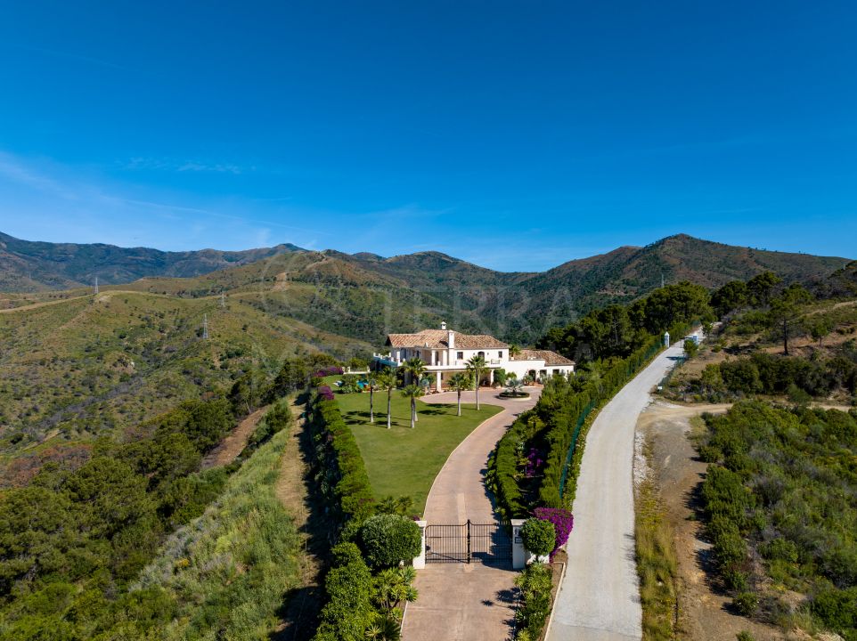 Finca de lujo en la cima de una colina con vistas panorámicas al mar cerca de Estepona