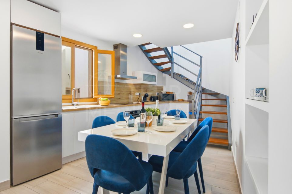 Maison de ville polyvalente rénovée de 5 chambres avec solarium dans la vieille ville d’Estepona