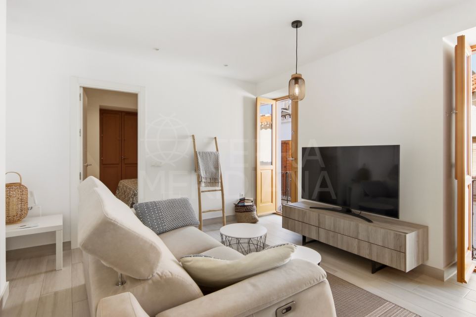 Maison de ville polyvalente rénovée de 5 chambres avec solarium dans la vieille ville d’Estepona