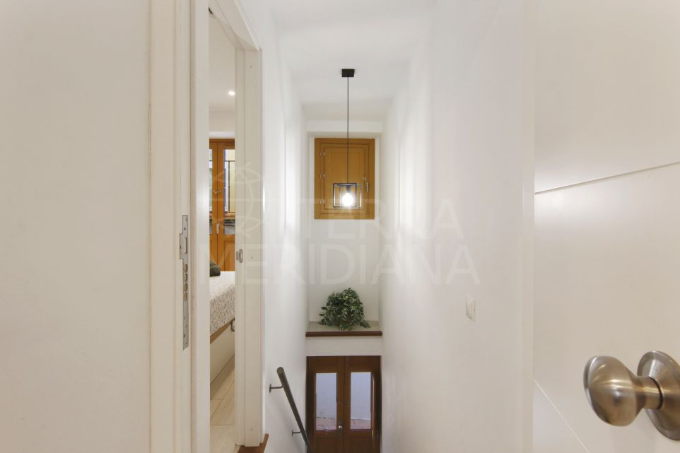 Maison de ville polyvalente rénovée de 5 chambres avec solarium dans la vieille ville d’Estepona