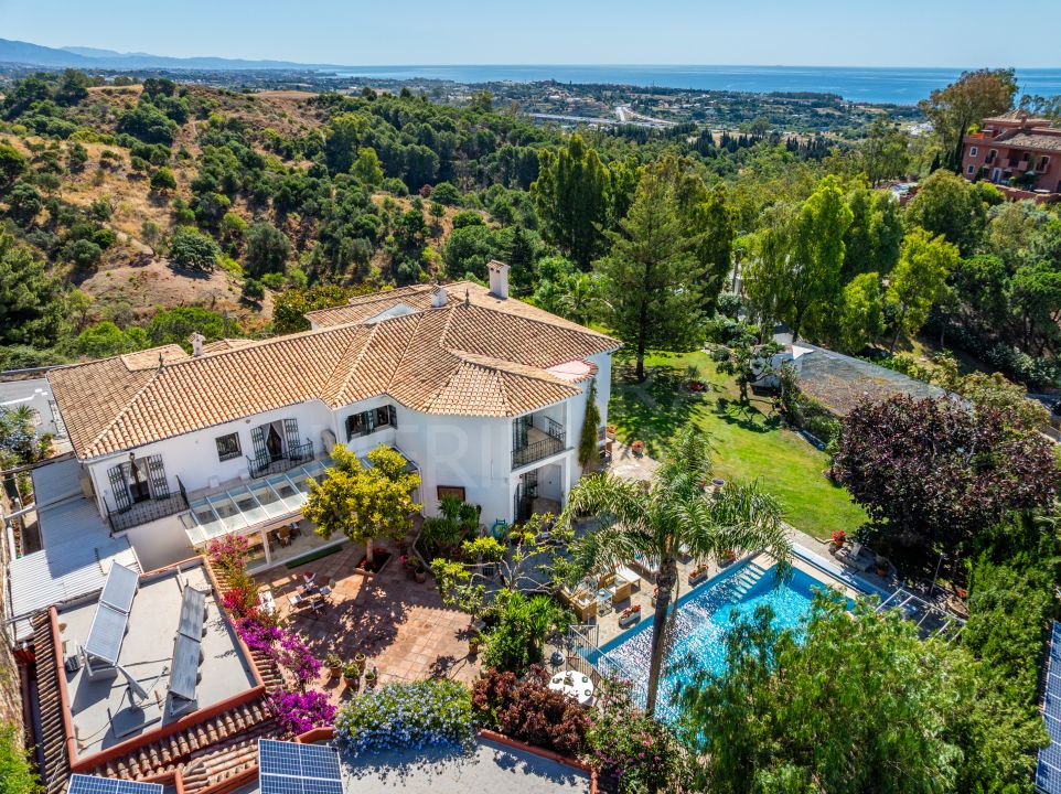 Elegante villa de campo con vistas al mar y apartamento de invitados en Estepona