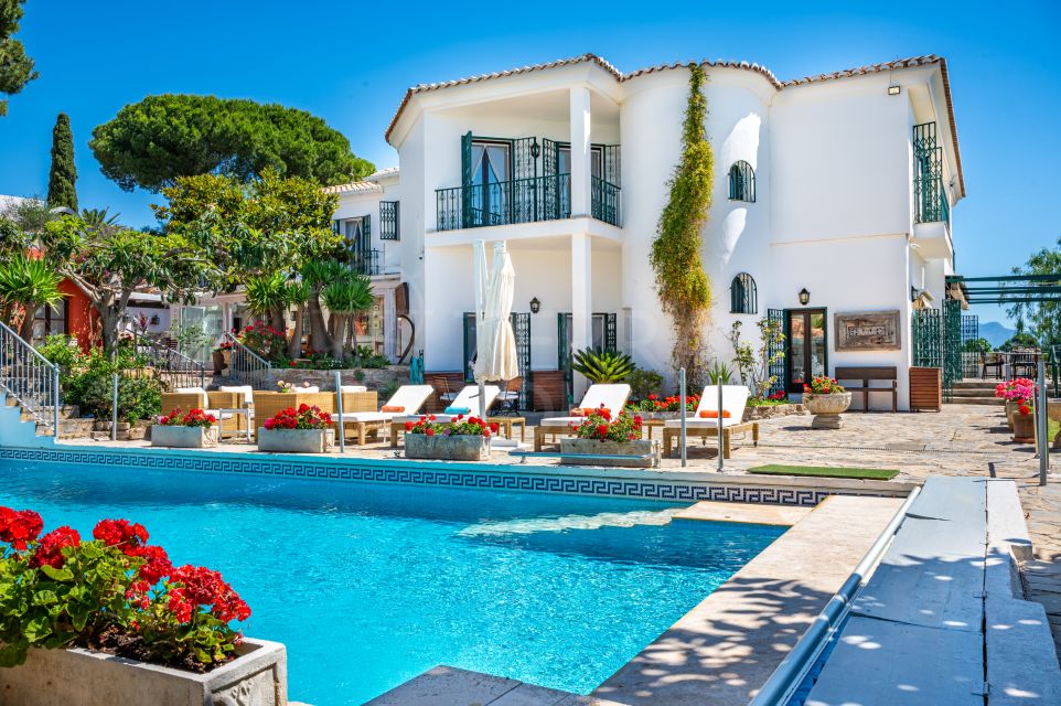 Villa de campagne élégante avec vue sur la mer et appartement d’invités à Estepona
