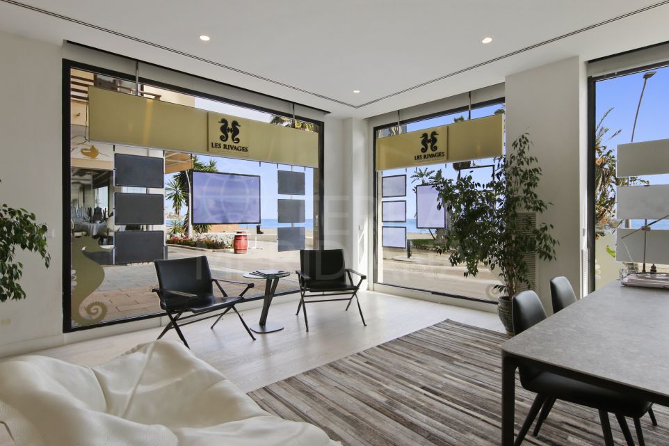 Exclusivo local comercial en primera línea de playa, propiedad libre de 114 m² en el centro de Estepona, con acabados de lujo.