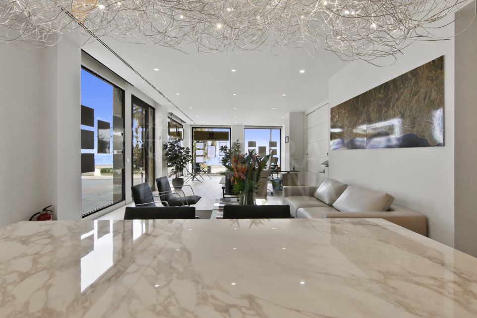 Exclusivo local comercial en primera línea de playa, propiedad libre de 114 m² en el centro de Estepona, con acabados de lujo.