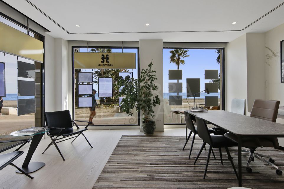 Exclusivo local comercial en primera línea de playa, propiedad libre de 114 m² en el centro de Estepona, con acabados de lujo.