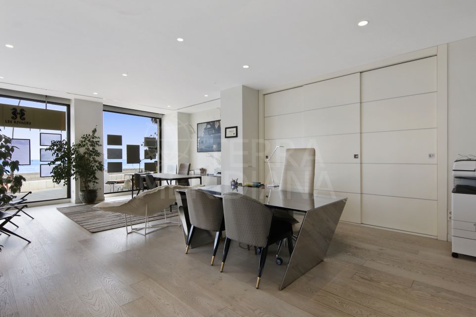 Exclusivo local comercial en primera línea de playa, propiedad libre de 114 m² en el centro de Estepona, con acabados de lujo.