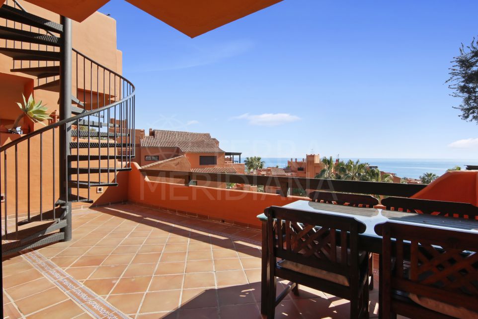 Hermoso ático de 2 dormitorios con vistas panorámicas al mar en venta en el oeste de Estepona