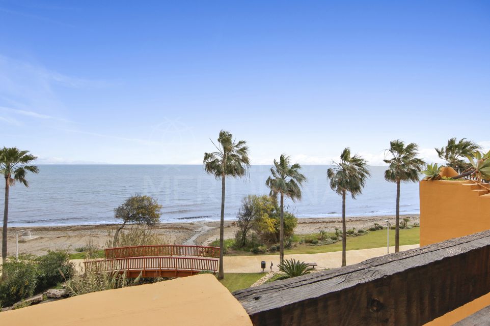 Apartamento de lujo en primera línea de playa en Los Granados del Mar, Estepona