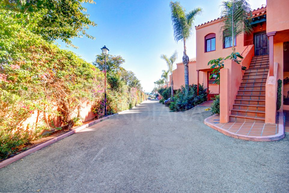 Apartamento en planta baja de 3 dormitorios en venta en la Nueva Milla de Oro, Estepona Este