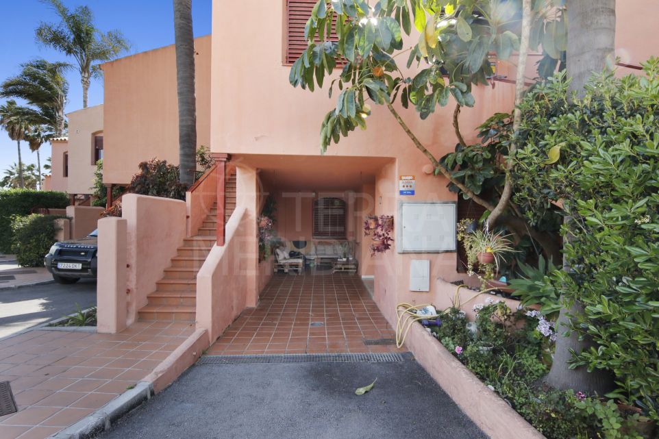 Appartement de trois chambres au rez-de-chaussée à vendre dans le New Golden Mile, Estepona Est