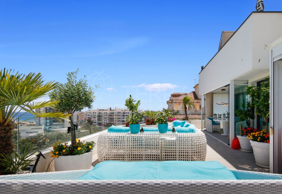 Espectacular ático de 2 dormitorios con impresionantes vistas al mar en venta en el centro de Estepona