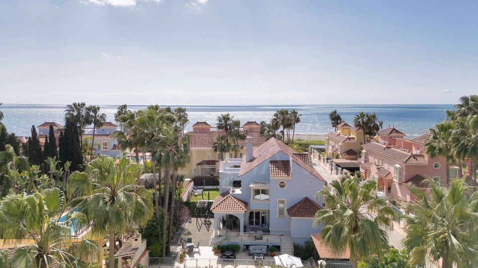Vida Costera Refinada: Lujosa Villa de 7 Dormitorios a Pocos Pasos de la Playa en Lorea Playa