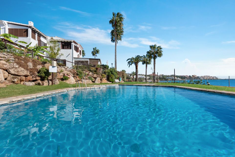 2 bedroom townhouse for sale in front-line beach community in Estepona West