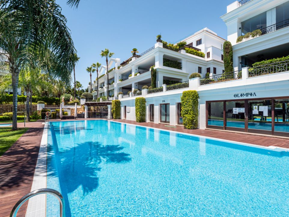 Luxury 2 bedroom Beachfront Apartment with sea views for sale in Doncella Beach, Estepona