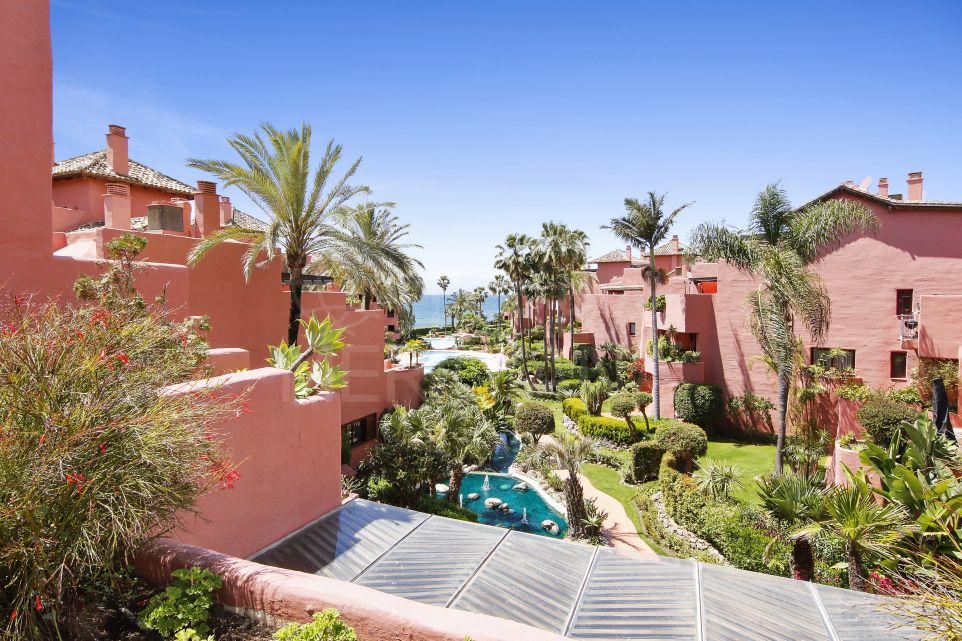 Beautiful 3 bedrooms penthouse in a luxury front line beach complex