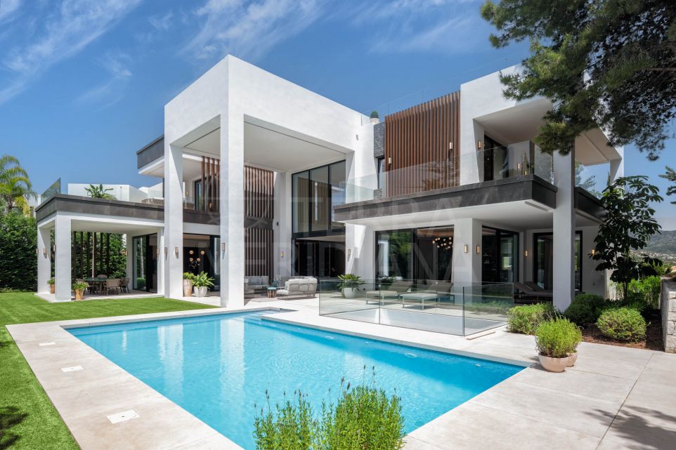 Chef-d'œuvre ultra-moderne : Villa de 6 chambres à vendre à Nueva Andalucia