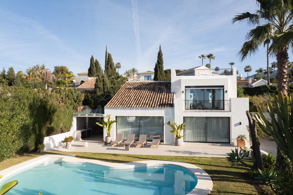 Elegante villa renovada de 4 dormitorios en venta en el corazón de Nueva Andalucía