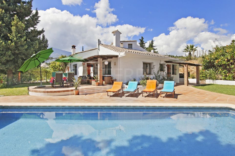 Hermosa casa de campo de 4 dormitorios con vistas al mar en venta en Los Reales, Estepona
