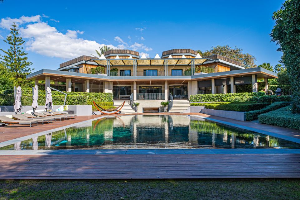Icono arquitectónico en Guadalmina Baja – Una audaz fusión de lujo, luz y estilo de vida