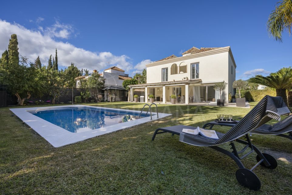 Villa de lujo con gran jardín en venta en la zona deseable de Nueva Andalucía, Marbella