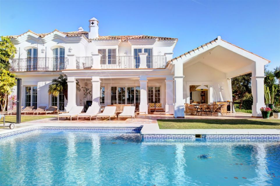 Preciosa villa de 5 dormitorios en venta con vistas al mar en Marbella Club Golf Resort, Benahavis