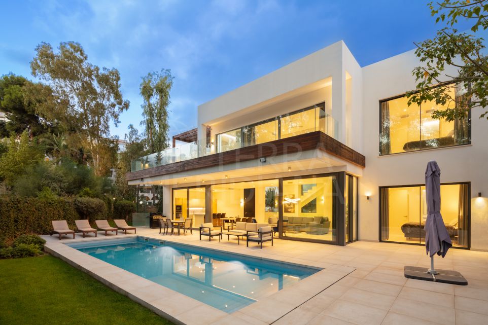 Upgraded luxury villa featuring a flawless design for sale in Arboleda, Estepona