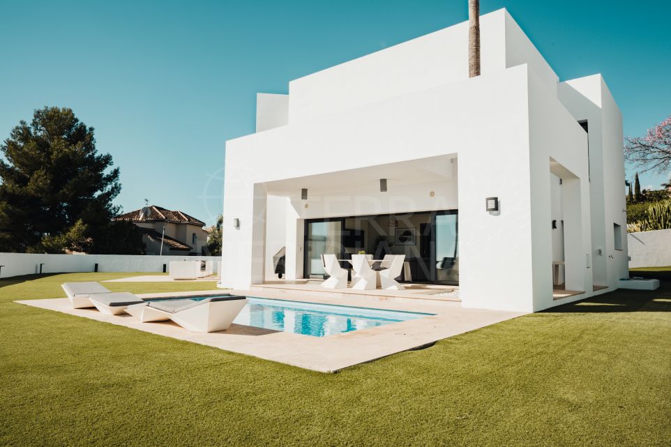 Modern villa with sea views for sale in upmarket Atalaya Fairways, La Alqueria, Benahavis