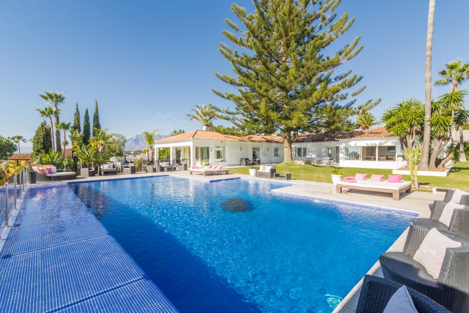 Quintaesencial villa mediterránea con acabados de alta gama en venta en Elviria, Marbella Este
