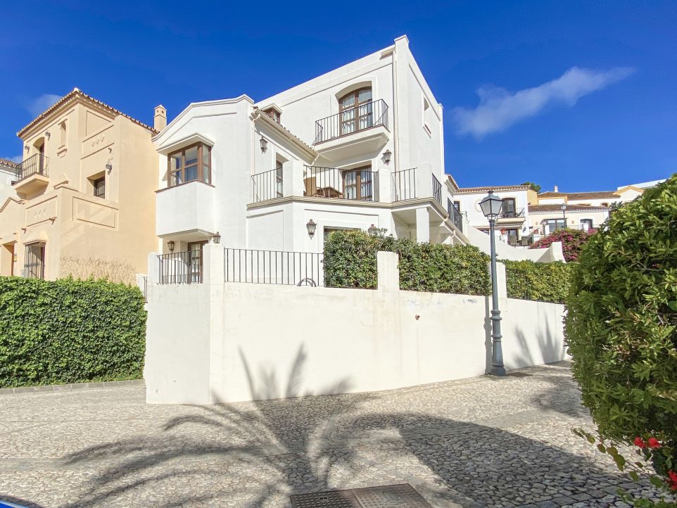 Magnifique maison de ville avec 4 chambres et vue sur la mer à vendre à La Heredia de Monte Mayor, Benahavis.