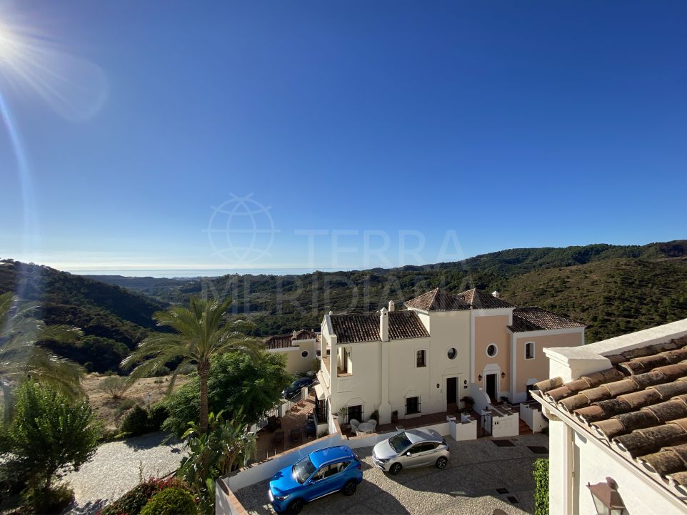 Magnificent townhouse with 4 bedrooms and sea views for sale in La Heredia de Monte Mayor, Benahavis