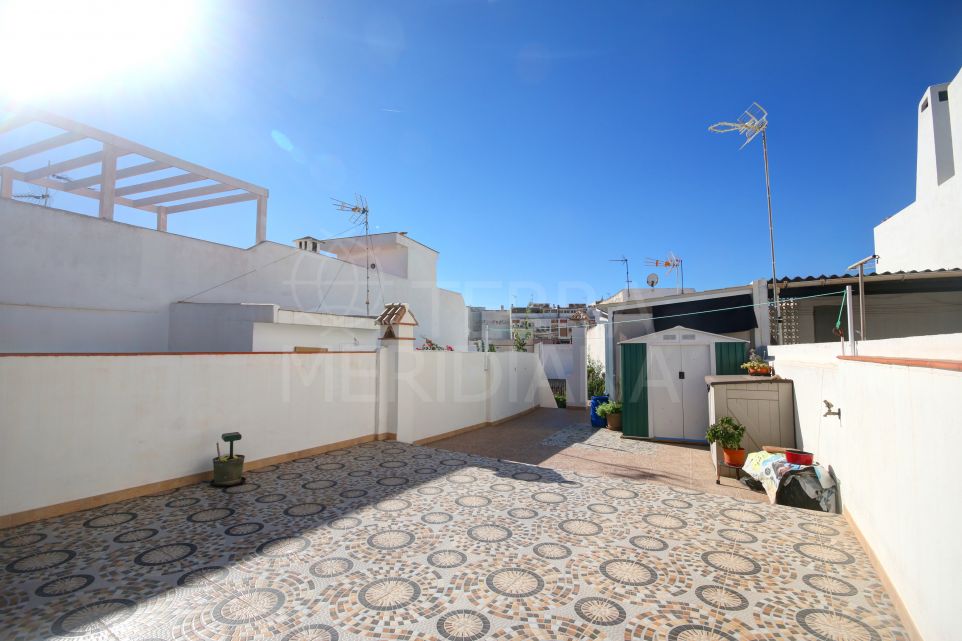 Excellent townhouse for sale in the old town of Estepona, with patio and solarium