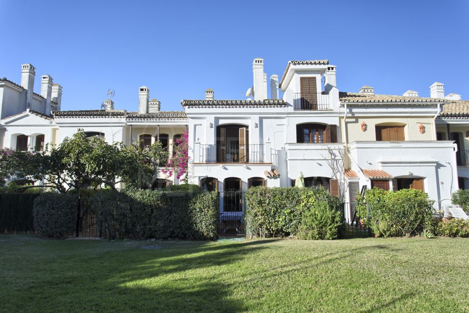 Beautifully appointed and easy to maintain 2 bedroom townhouse for sale in Laguna Beach, Estepona
