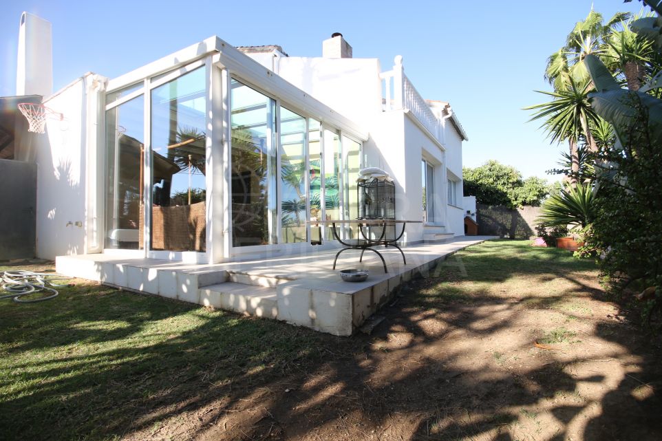 Villa en venta en Bahía Dorada, con vistas parciales al mar y posible piscina privada