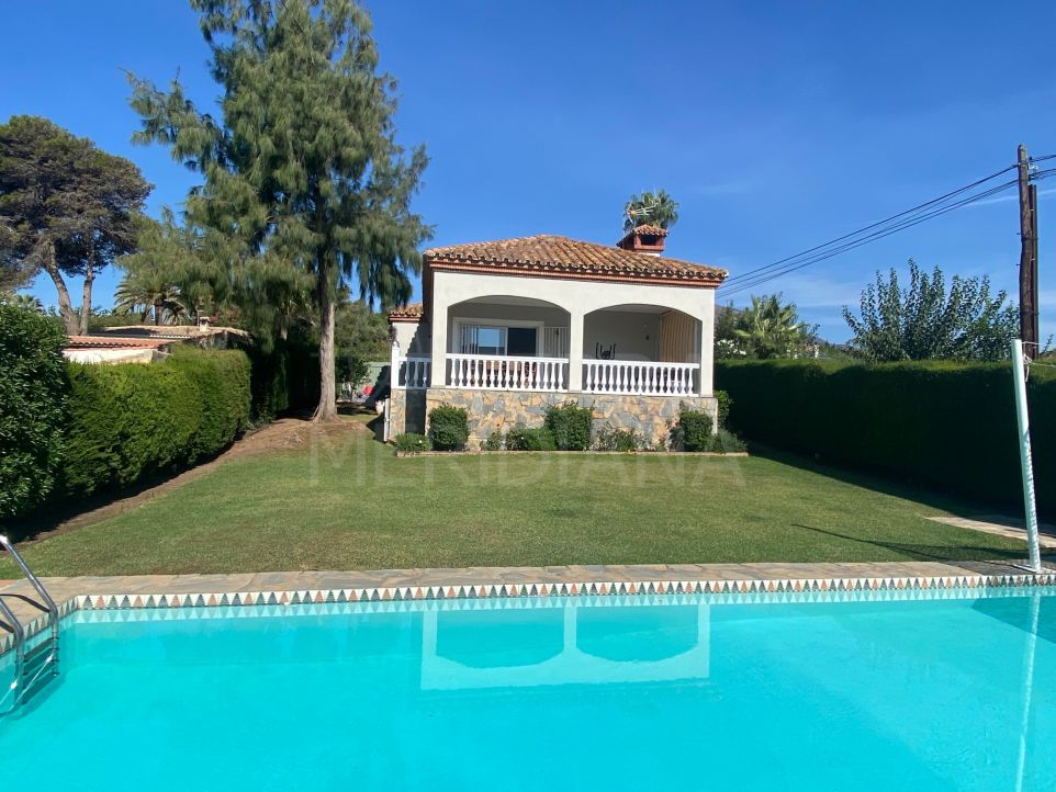 Villa mejorada a un paso de la playa en venta en Don Pedro, Estepona