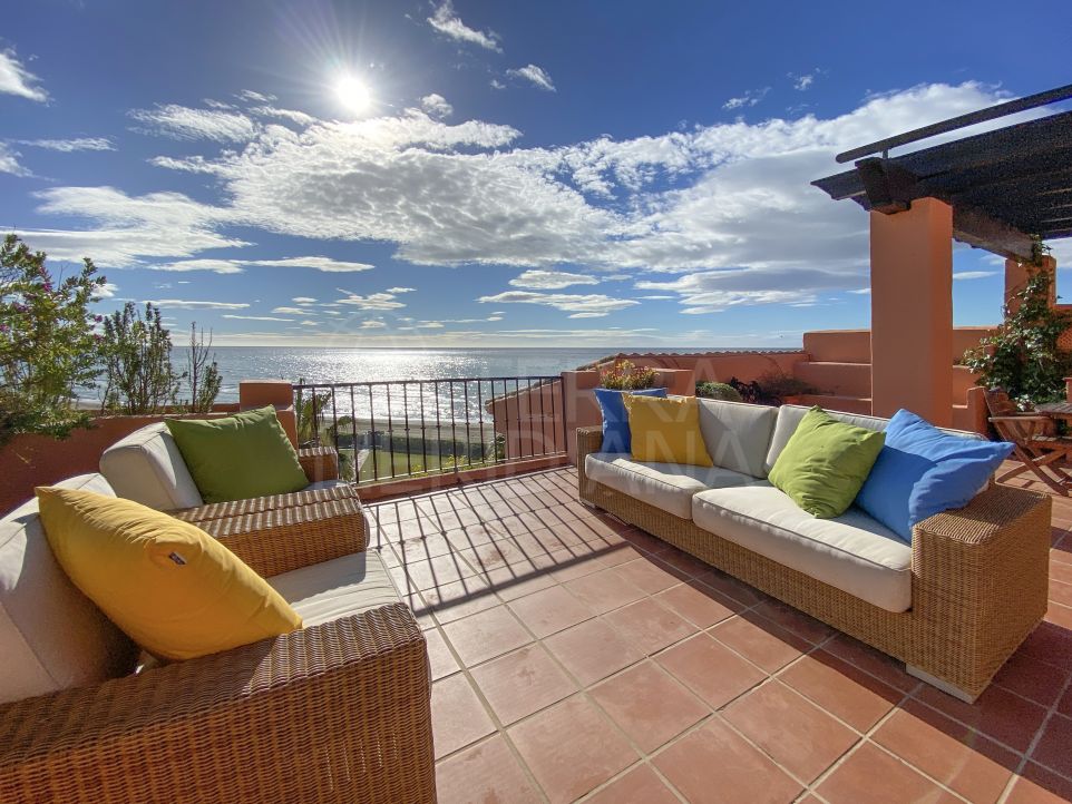Luxueux penthouse de 3 chambres à coucher en duplex à vendre dans la communauté de la plage de La Morera Playa, Marbella.
