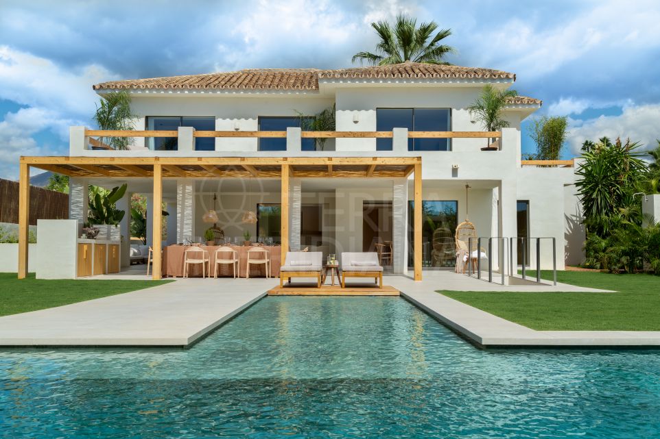 Villa renovada con un diseño decididamente minimalista en venta en Nueva Andalucía, Marbella