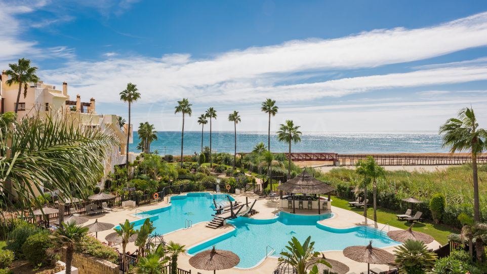 Apartamento totalmente reformado con vistas despejadas al mar en venta en Bahía del Velerín, Estepona