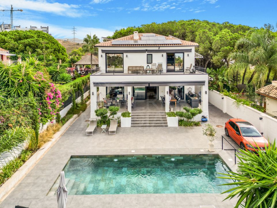 Villa moderne et élégante avec beaucoup d'espace pour la personnalisation à vendre à Rio Real, Marbella Est