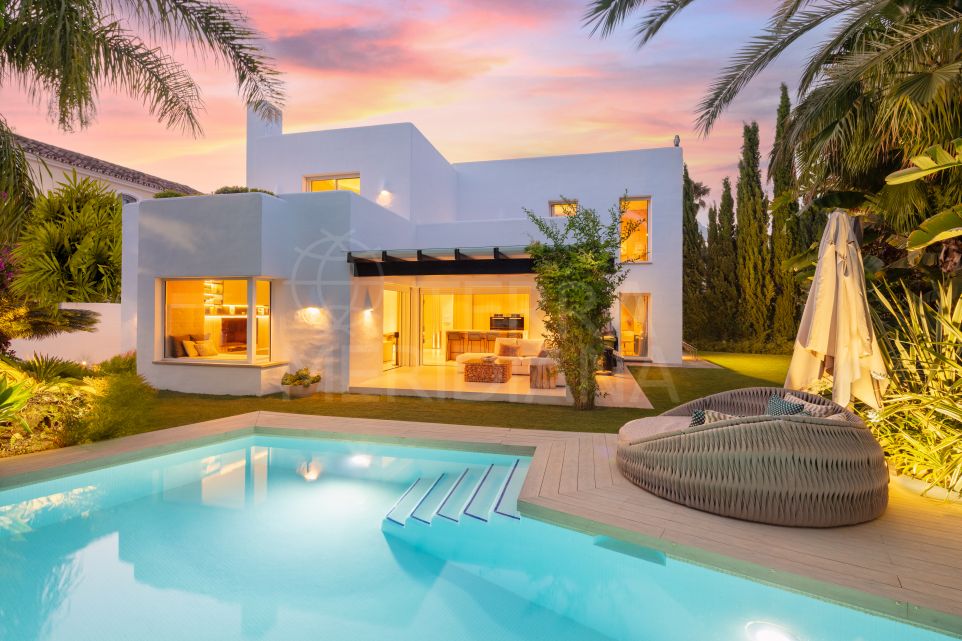 Impresionante villa nueva que fusiona diseño moderno y privacidad en venta en Casablanca, Milla de Oro de Marbella